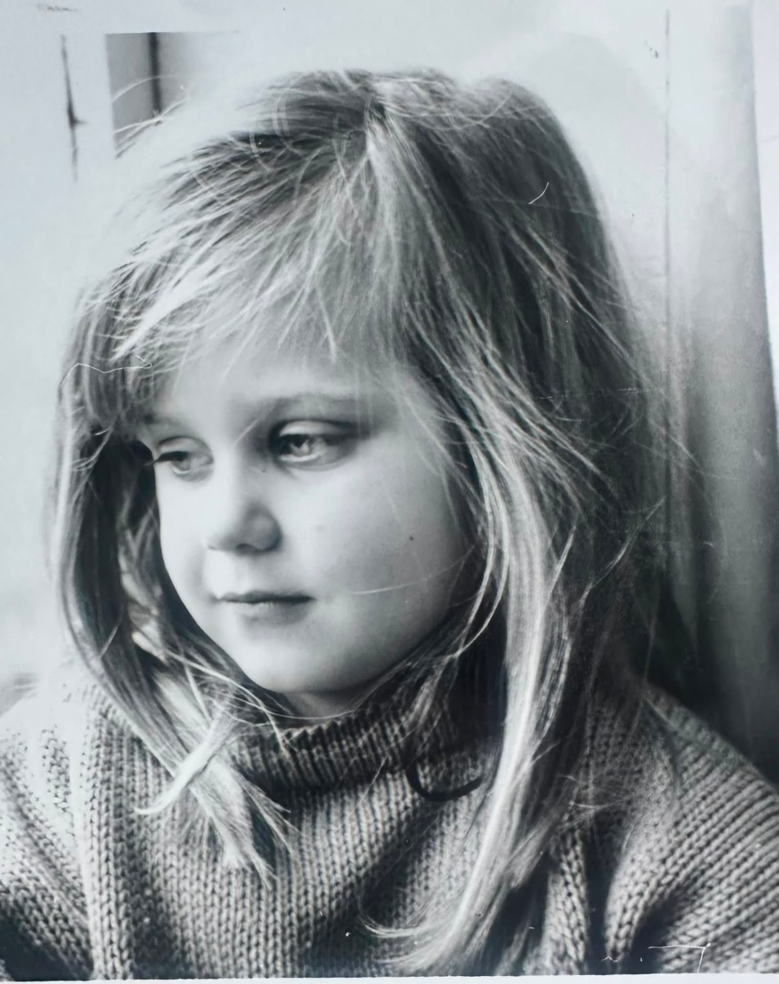 Eva-Lotte als kind, zwart-wit portret