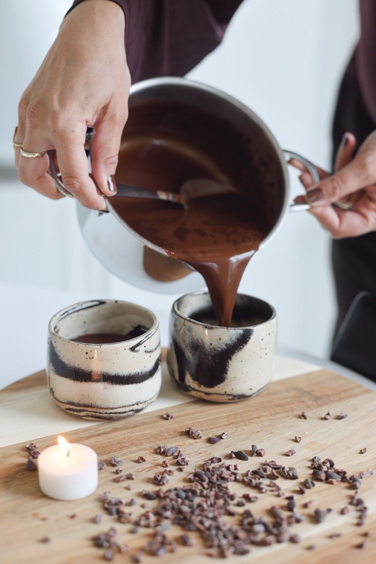 Cacao ceremonie met kaarsen en altaar