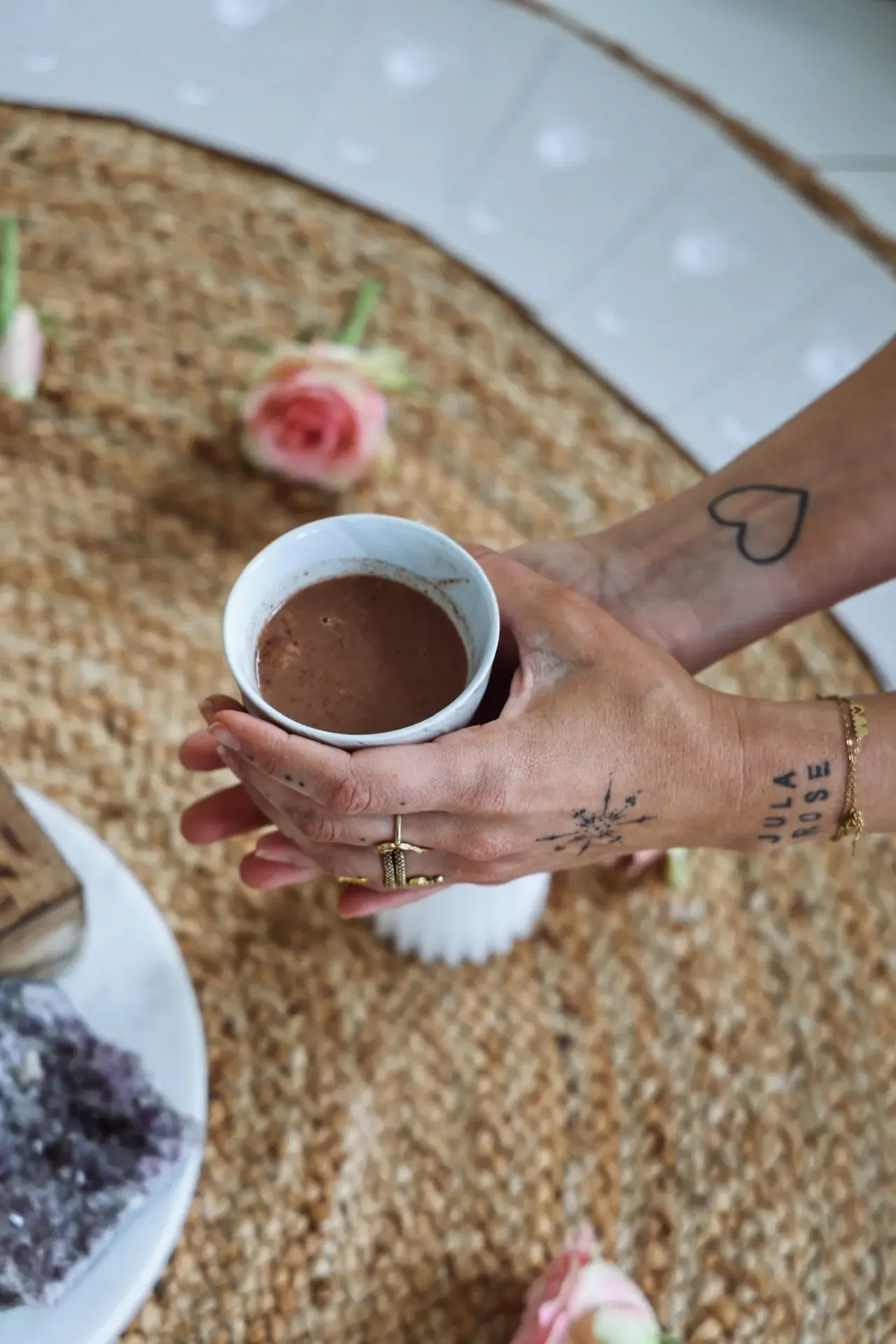 Eva-Lotte met ceremoniële cacao tijdens een cacao ceremonie