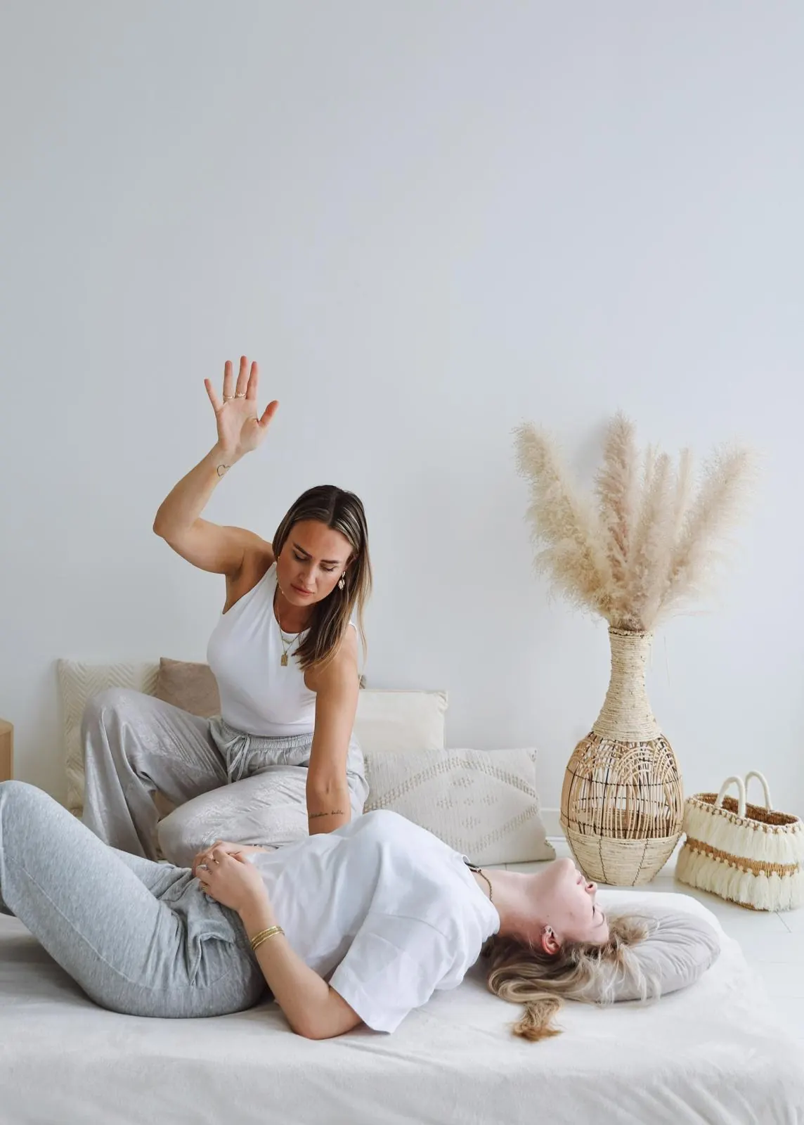 Eva-Lotte tussen vrouwen tijdens een kundalini training