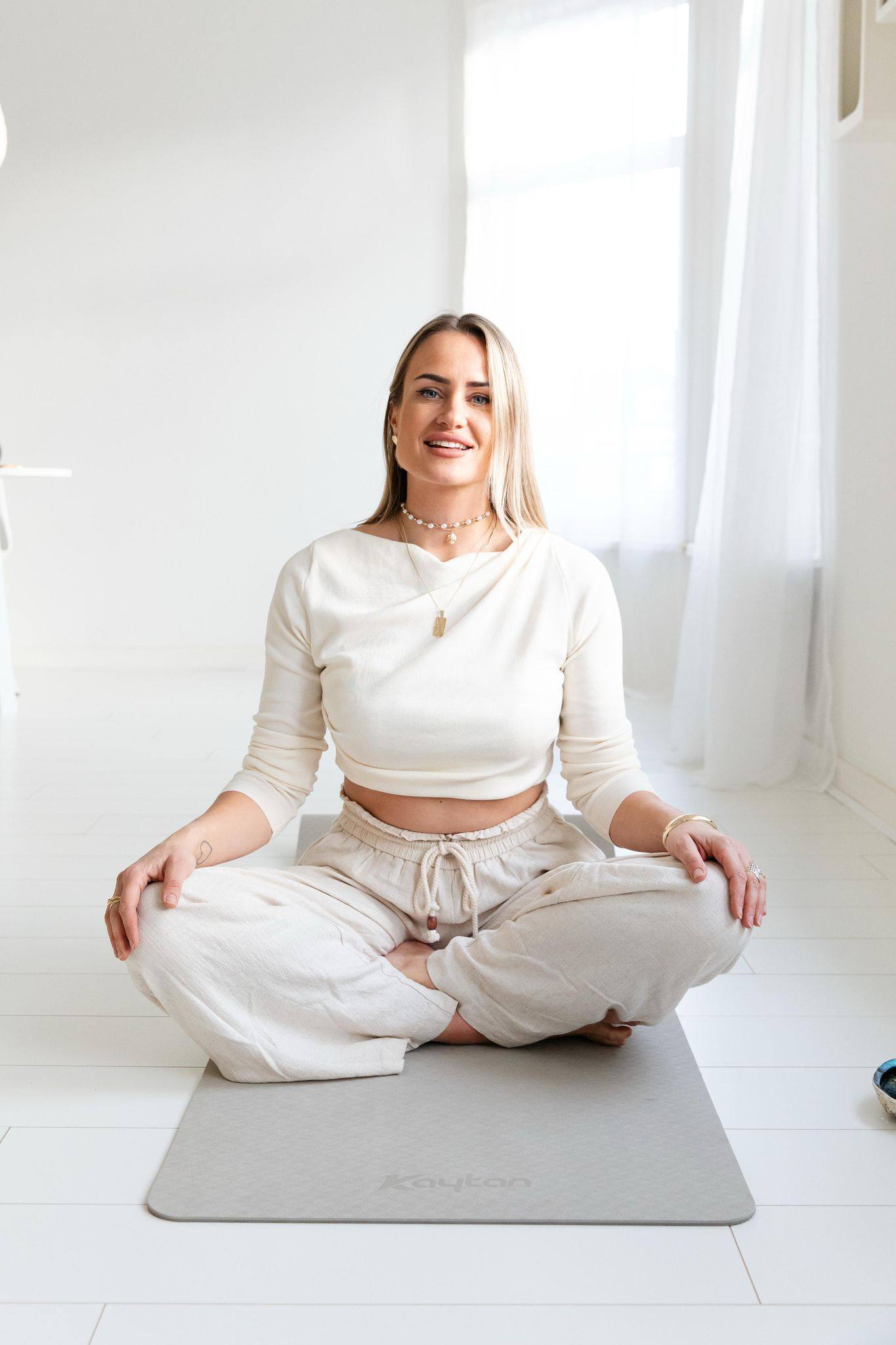 Eva-Lotte kijkt vol vertrouwen in de camera, oprichter van de AVA NRG kundalini opleiding