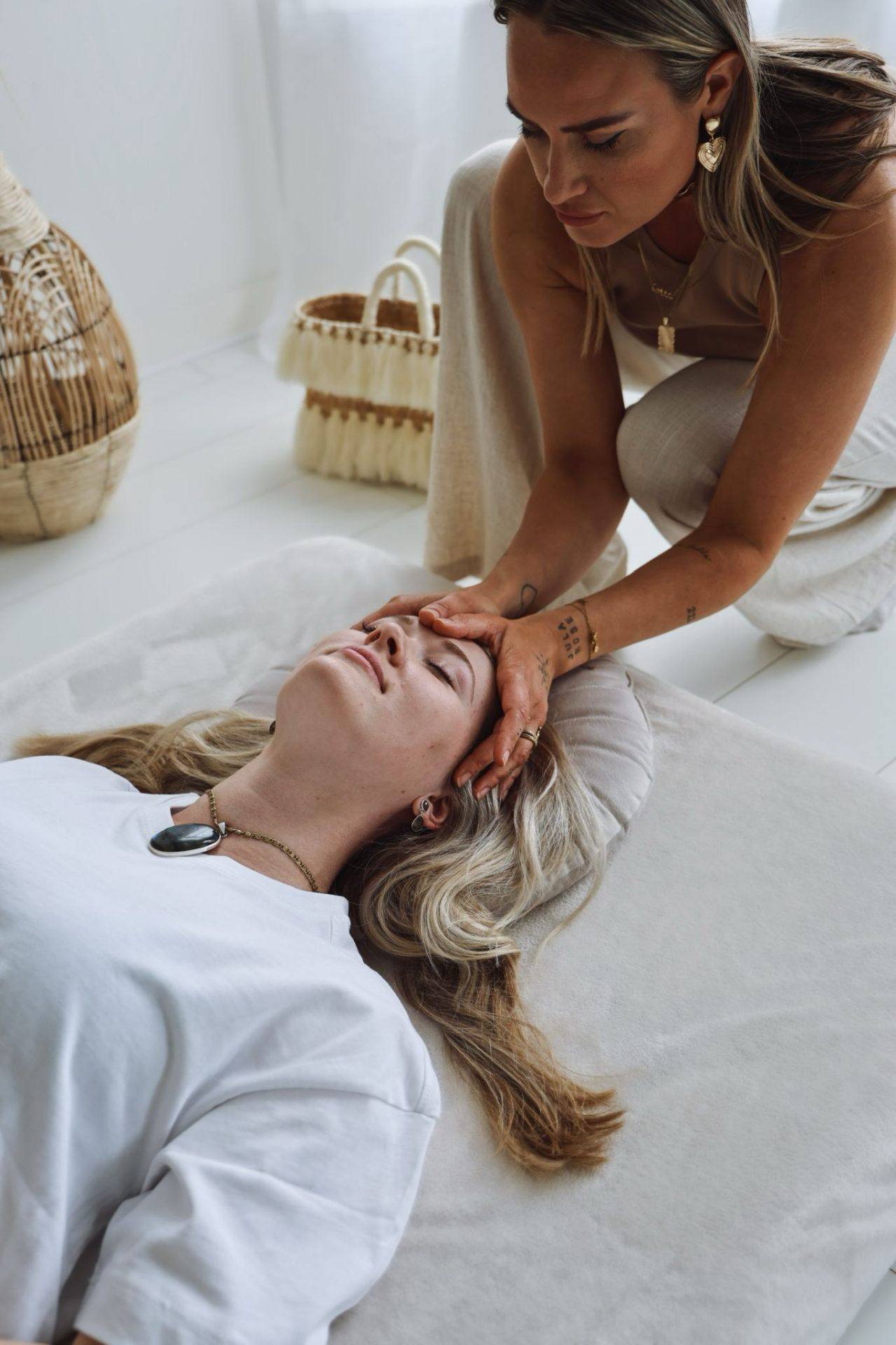 Cirkel van vrouwen in meditatie