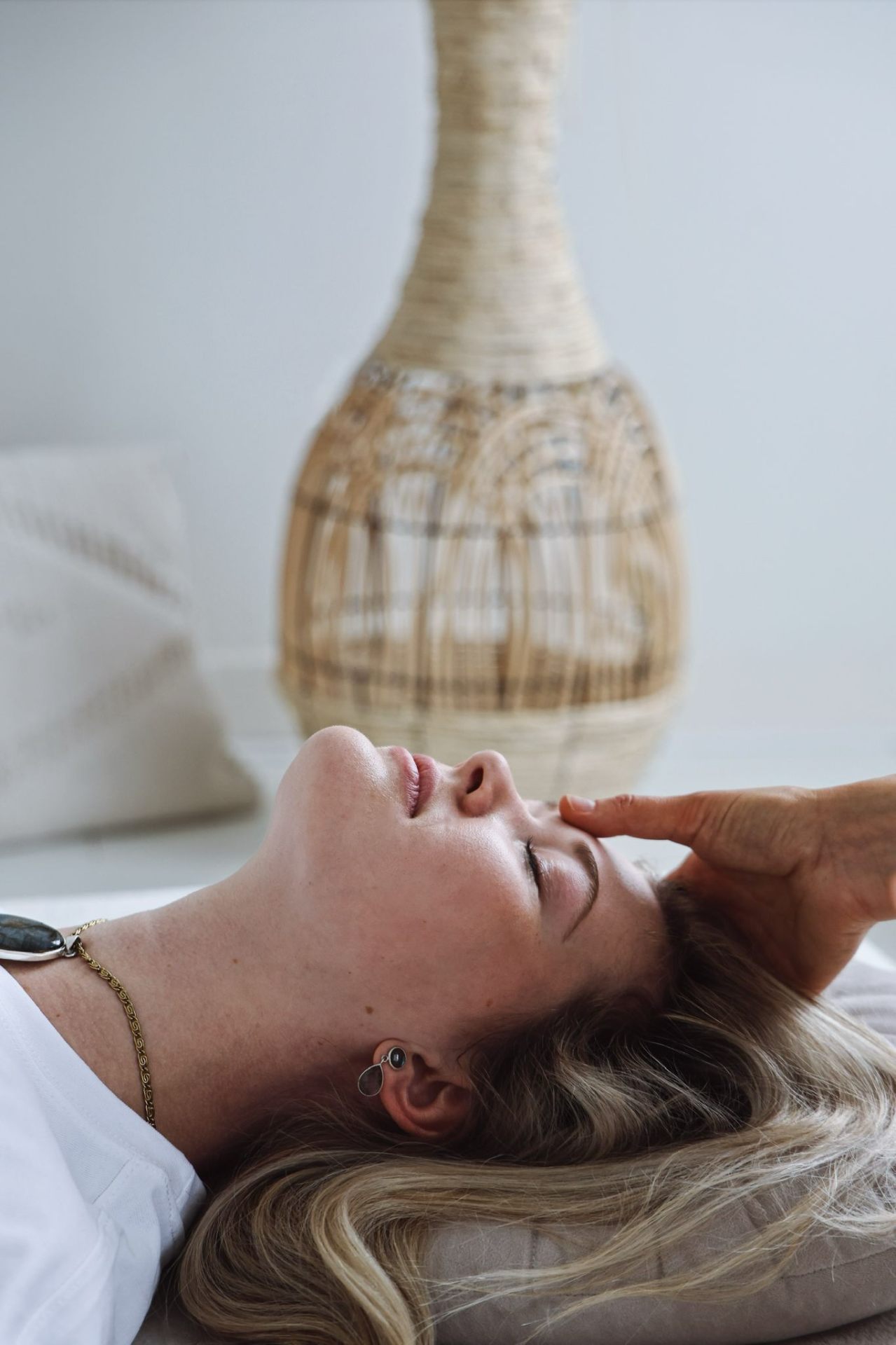 Vrouw ervaart kundalini symptomen tijdens een activatie sessie